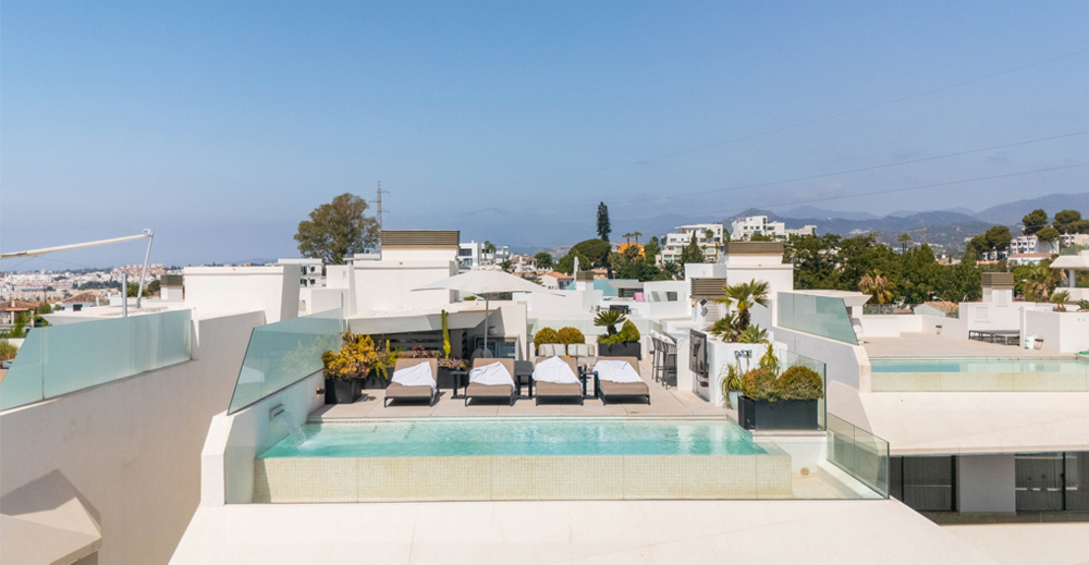 Luxury rooftop swimming pool at a high-end villa in Nueva Andalucía, Marbella, highlighting upscale property investment opportunities in Costa del Sol 2025.