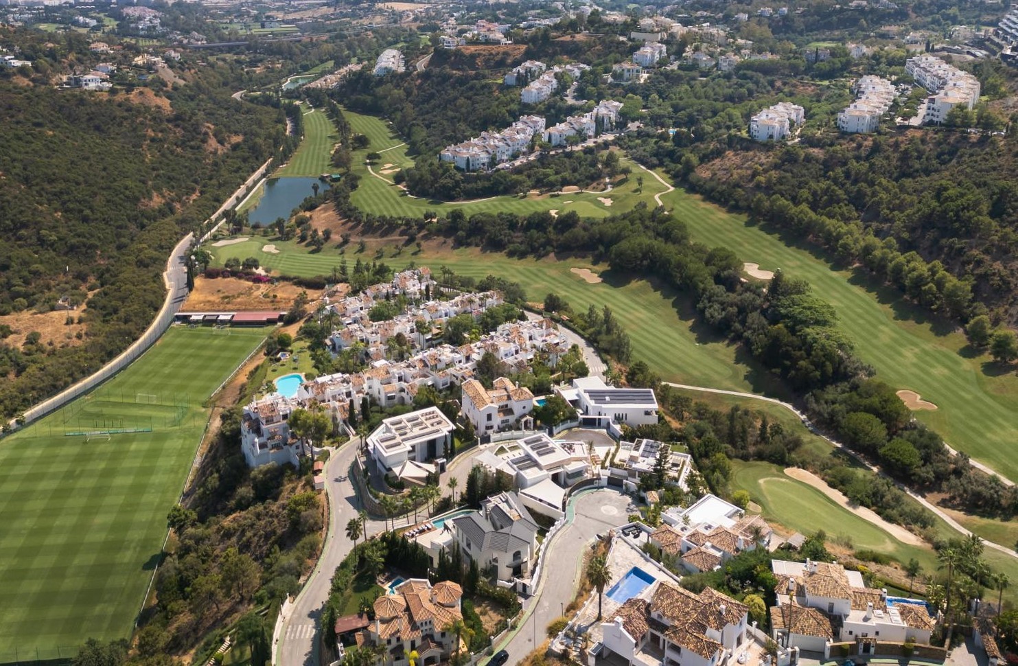 Prime land for sale in Lomas de La Quinta, Benahavís with panoramic golf and mountain views – luxury property investment with Marbella Estates.