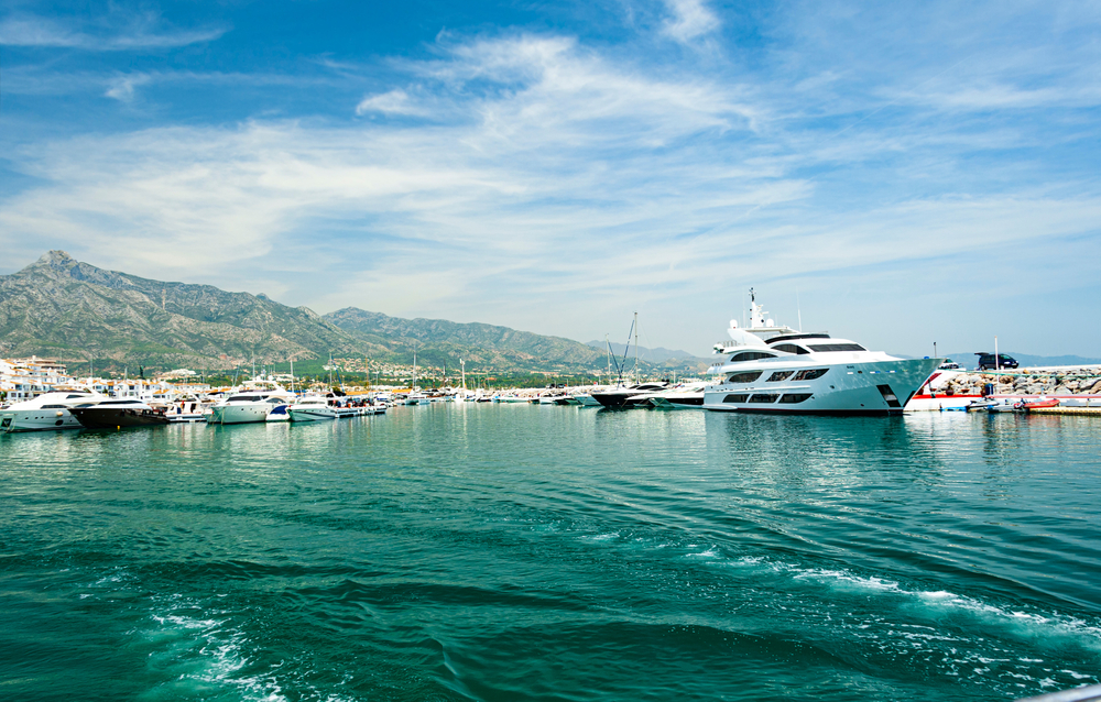 Luxury marina views at Puerto Banús with nearby Nueva Andalucía villas, highlighting prime Costa del Sol real estate with Marbella Estates.