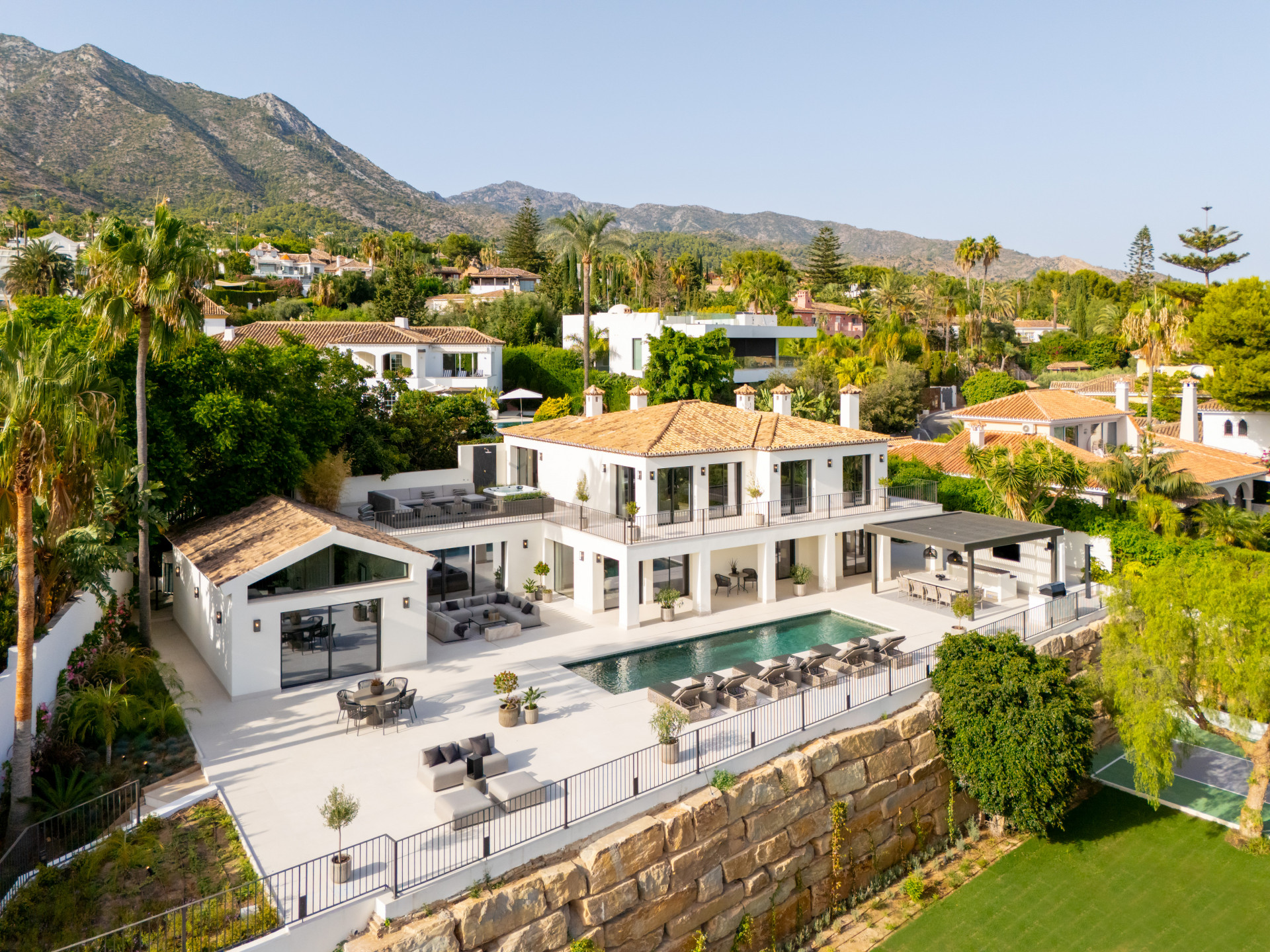 Elegant luxury villa in Rocío de Nagüeles, Marbella with private pool and landscaped gardens – prime Costa del Sol real estate by Marbella Estates.