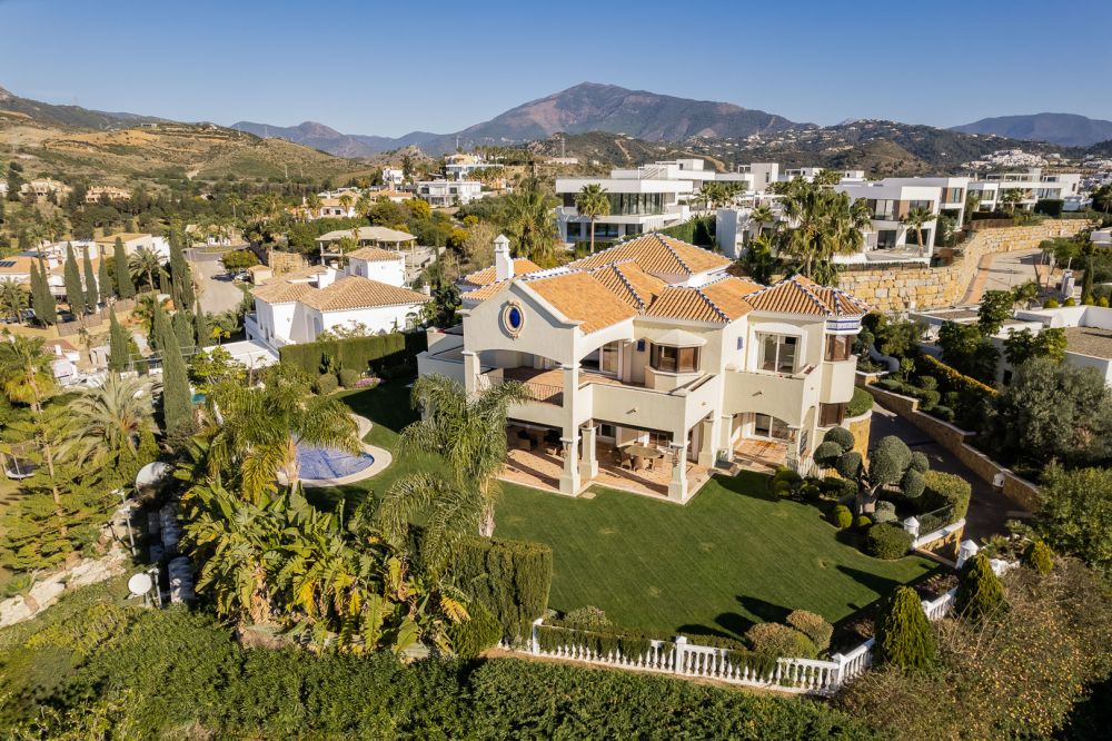 Classic Andalucian style villa with wonderful views in La Alqueria, Benahavis!