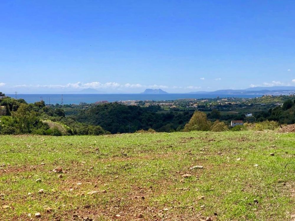 Terrain Élevé et Plat avec Vue Panoramique sur la Mer jusqu’à Gibraltar et le Maroc