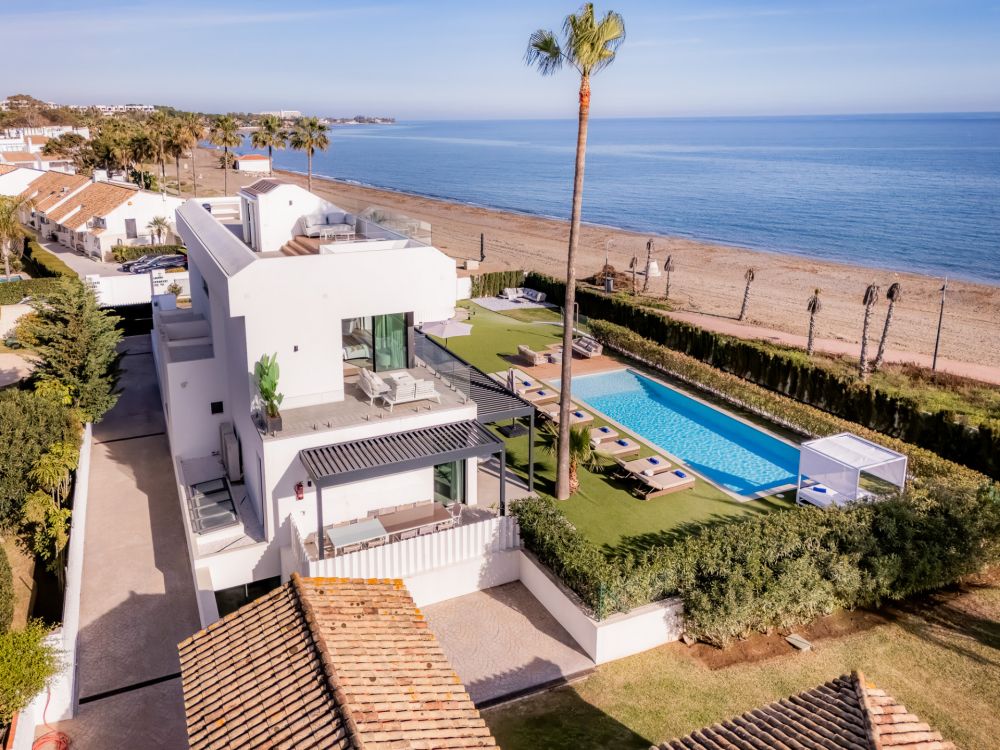 Villa de diseño de primera línea de playa con piscina interior y exterior!