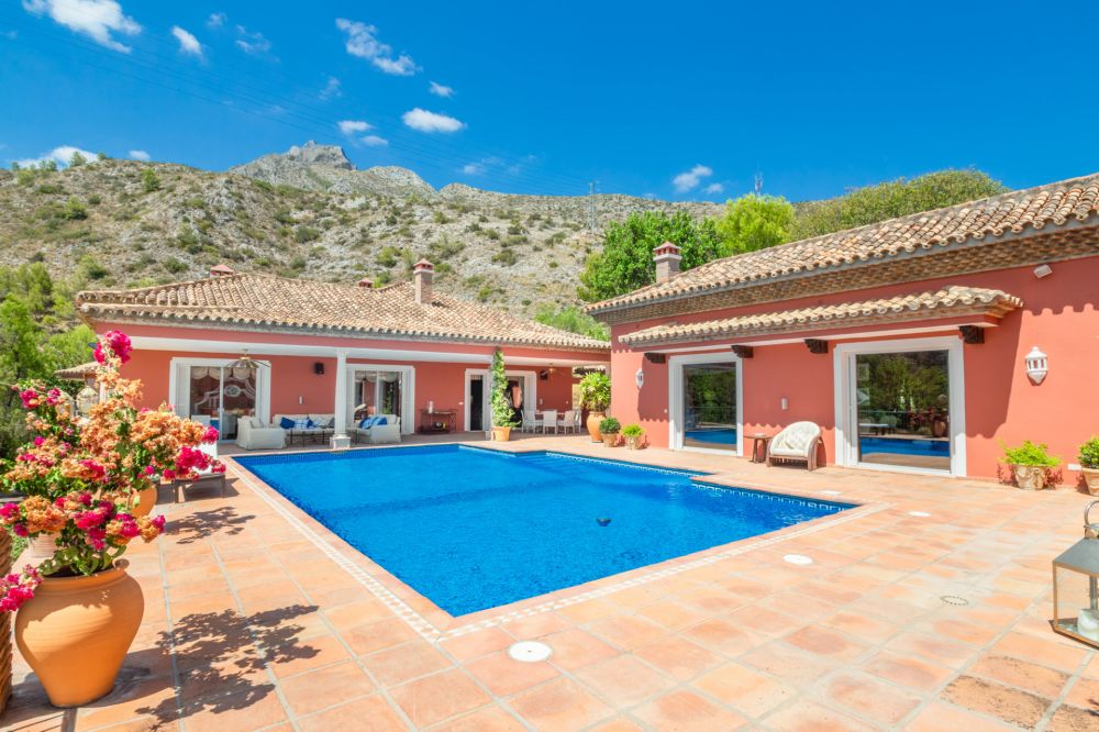 Parklike estate with 4 buildings on 19.000 sq. meters plot in Los Picos, next to Sierra Blanca