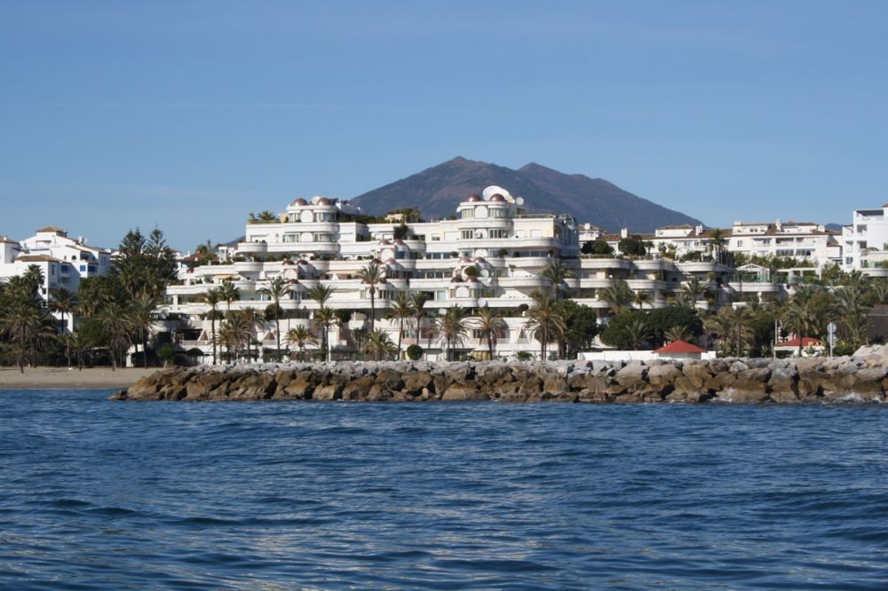 Luxurious ground floor duplex apartment in Gray D'Albión besides Puerto Banus