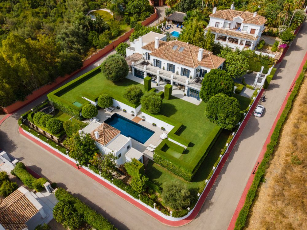 Elegante villa de lujo situada en una pequeña comunidad cerrada y muy exclusiva sobre la ciudad de Marbella!
