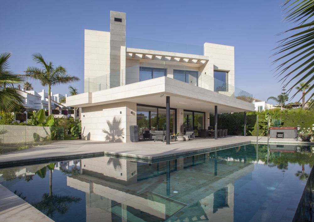 New built villa with mountain views in Nueva Andalucia!