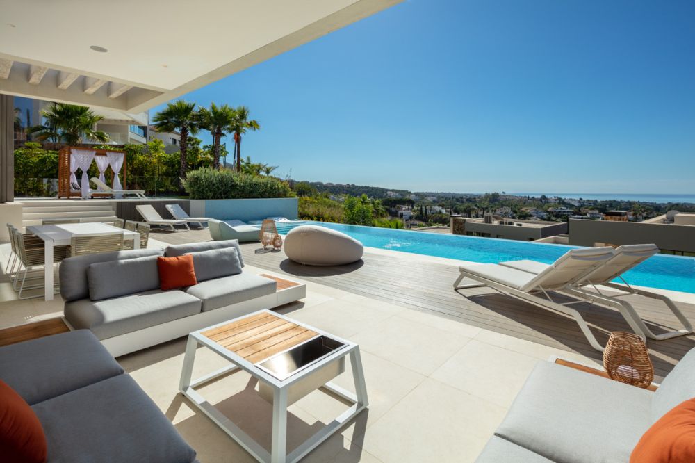 Impresionante villa con excelentes vistas y piscina cubierta en Nueva Andalucía, Marbella!