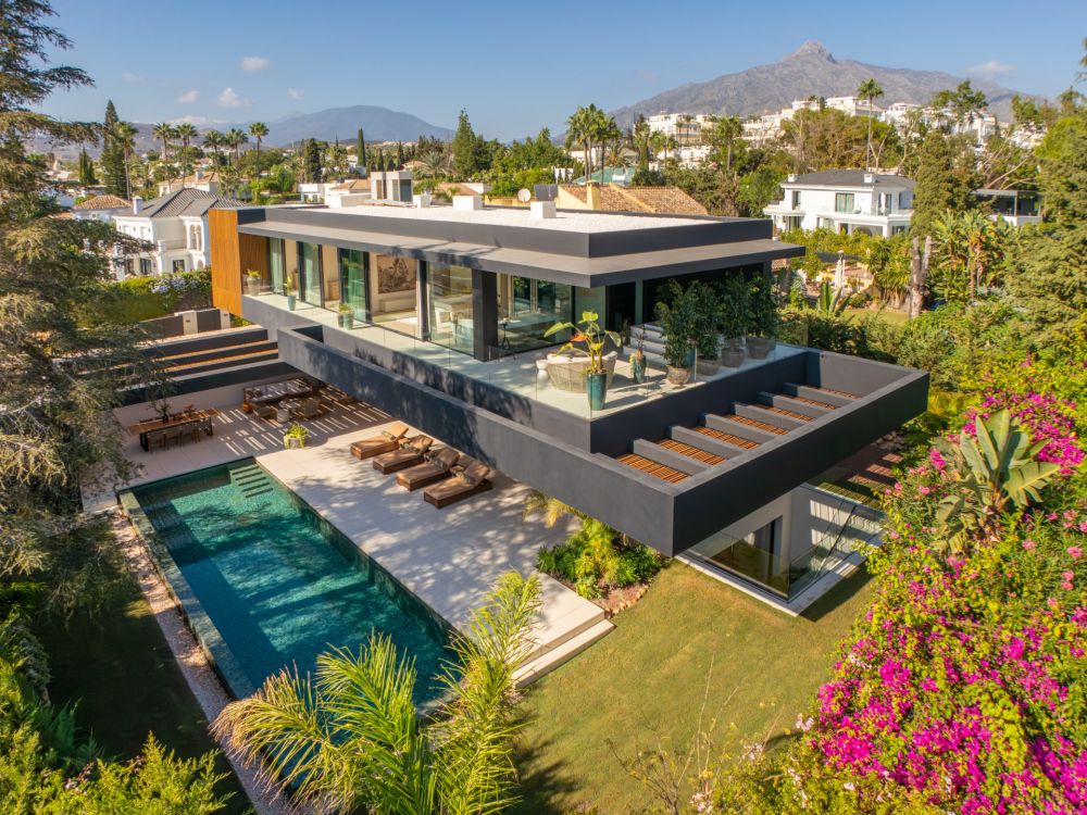 Contemporary Luxury Villa in Parcelas del Golf – Walk to Amenities and the Beach