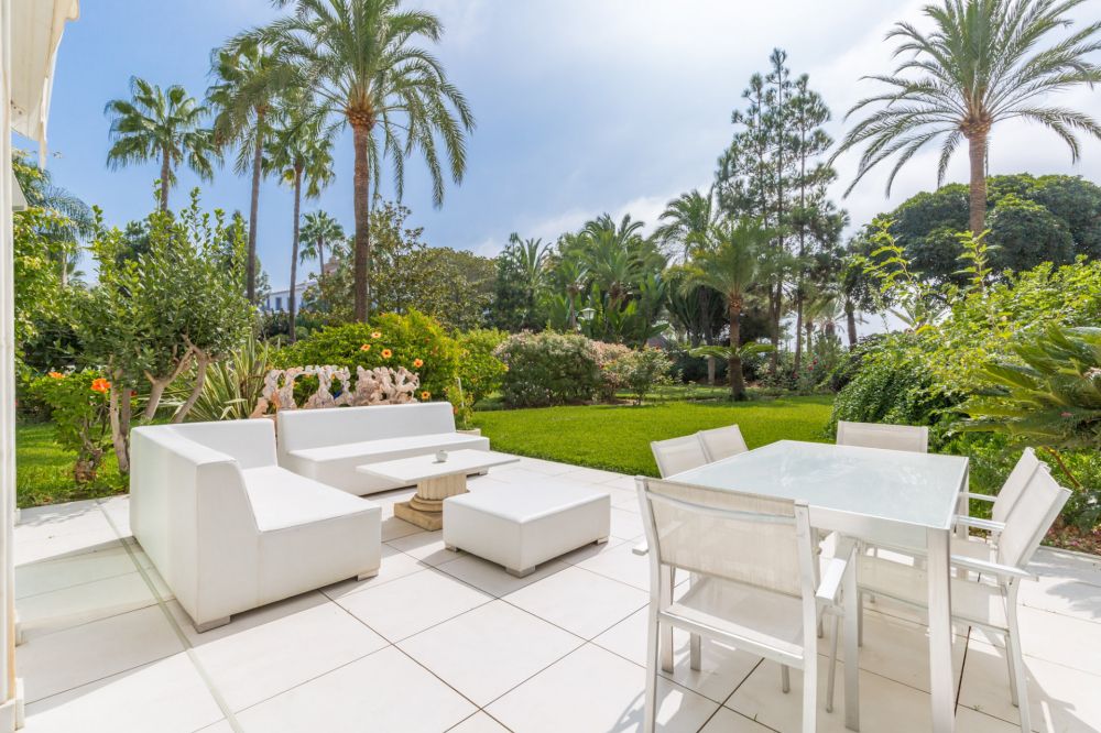 Large duplex apartment in Gray d'Albion, frontline beach in Puerto Banus