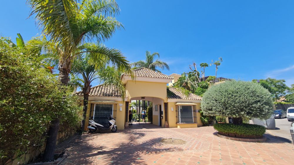 Appartement confortable à côté du centre commercial de Guadalmina. Facile à convertir en 3 chambres!