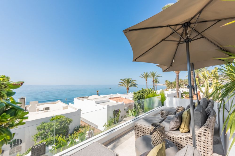 Bungalow de diseño de estilo Scandi en la playa Oasis Club en la Milla de Oro de Marbella.