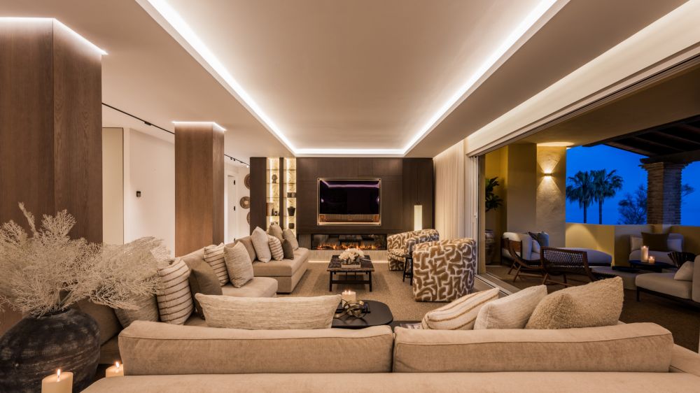 Refurbished duplex penthouse with a beachfront location and open panoramic sea views!