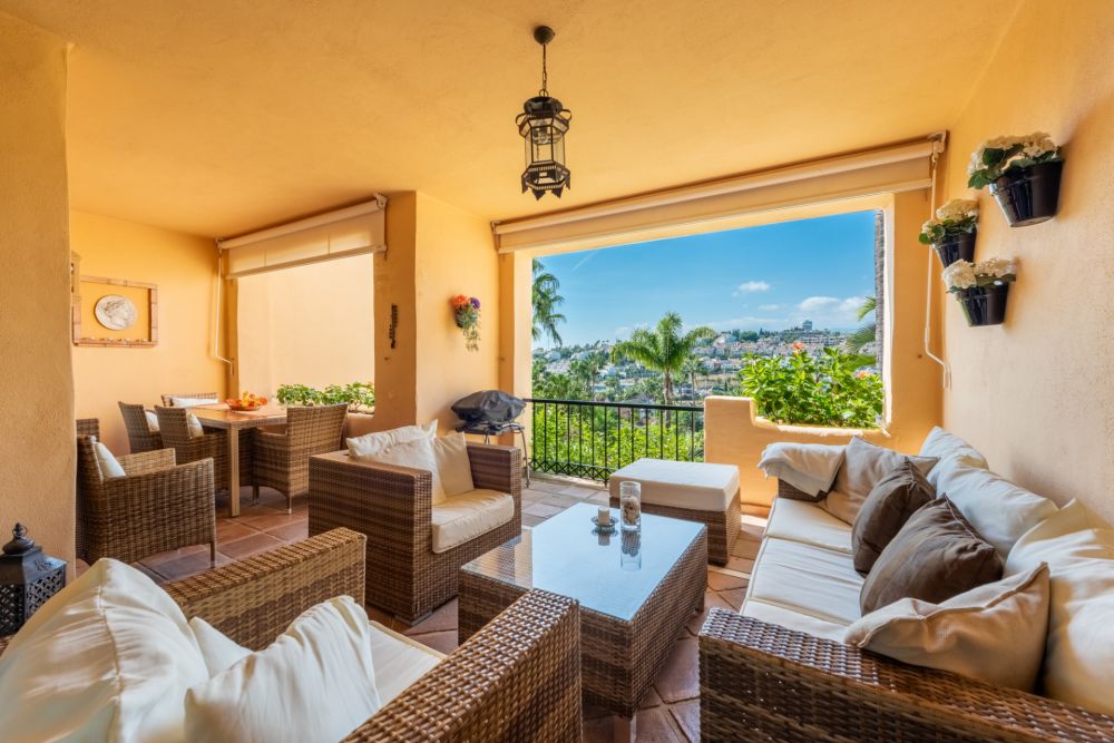Beautiful apartment with a very good position inside the gated complex of El Campanario, on the New Golden Mile of Estepona. 