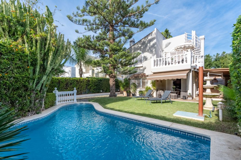 Lovely beachside villa in Atalaya baja with private swimming pool and great BBQ area. 