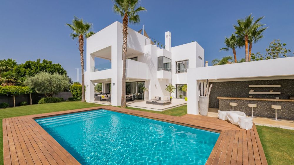 Exquisite contemporary style residence in the gated Altos de Puente Romano!