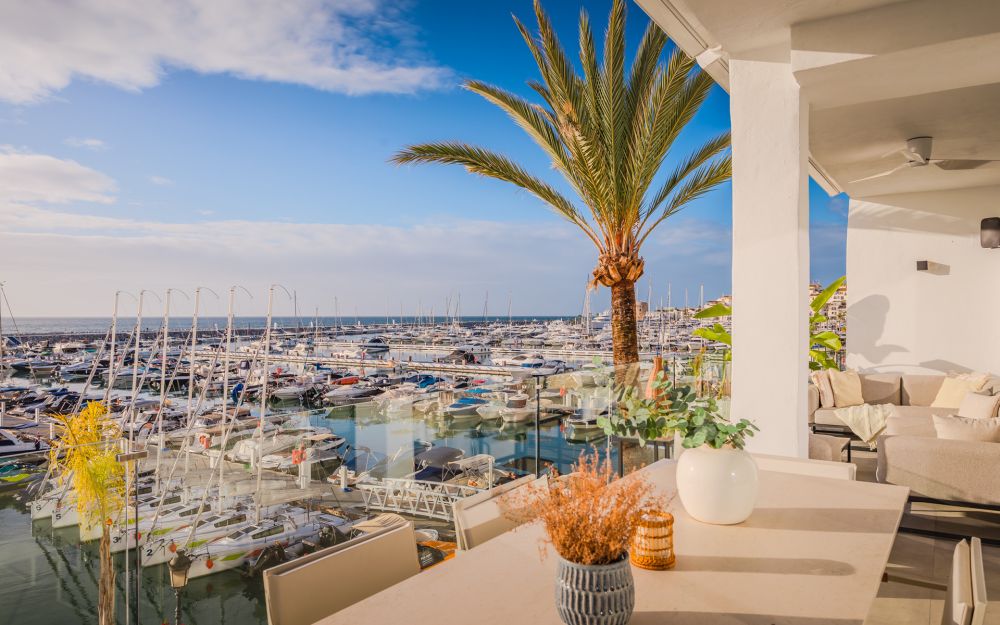 BRIGHT OCH SPACIOUS FULLY RENOVATED FRONTLINE DUPLEX PENTHOUSE WITH PANORAMIC VIEWS AVER THE MARINA