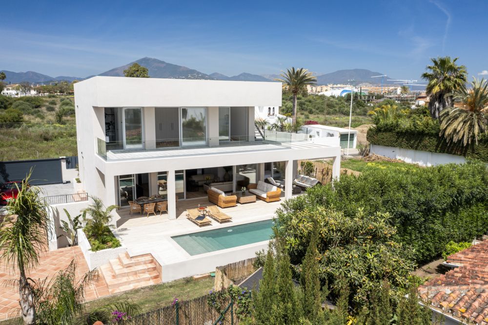 New built villa in the beachside area of San Pedro de Alcantara!