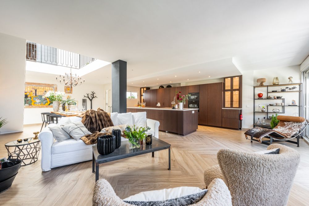 Absolutely stunning and completely renovated townhouse located in a gated community in Atalaya. 