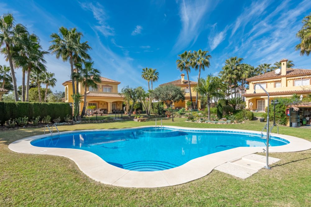 Elegant Andalucian style villa in Monte Biarritz, within walking distance to the beach, shops and restaurants!