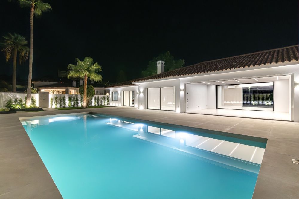 Modern frontline golf villa in the upscale Guadalmina Alta neighborhood!