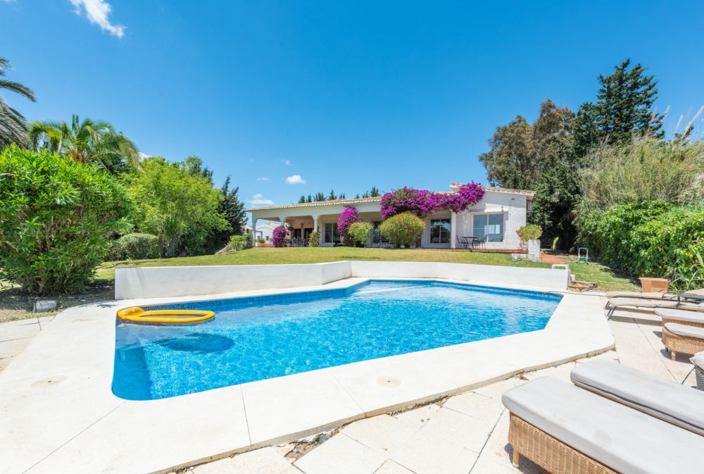 Villa de style Andalousie avec un grand terrain de 1.700m2 situé à proximité du Golf Club Atalaya!