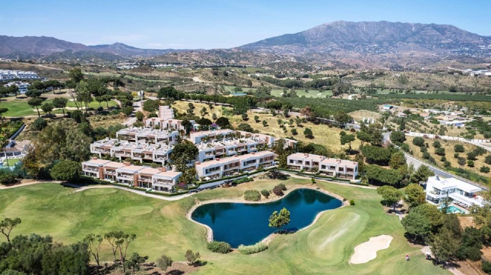 58 casas adosadas contemporáneas situadas en primera línea de La Cala Golf!