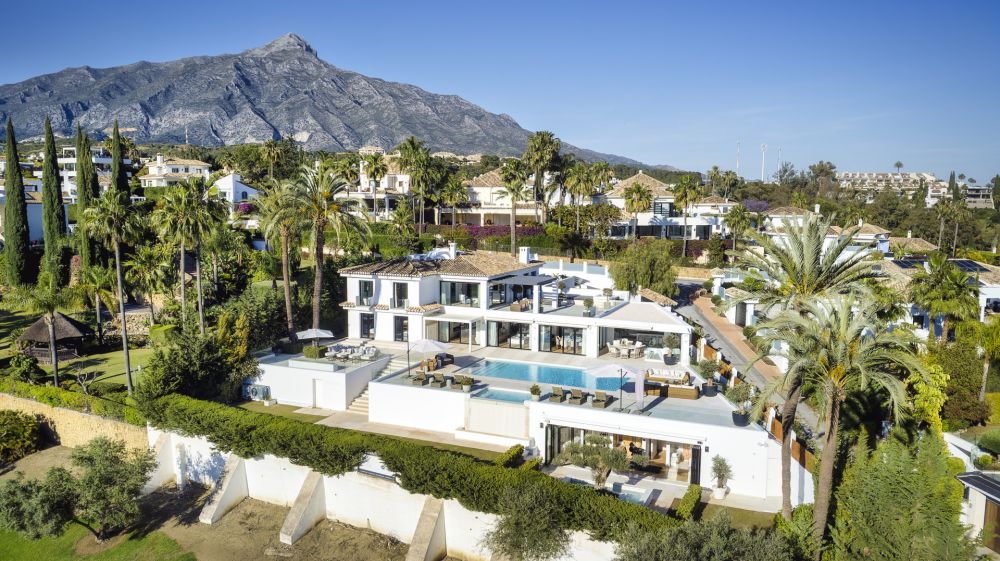 Elegant frontline golf villa in Nueva Andalucia, exquisitely refurbished!