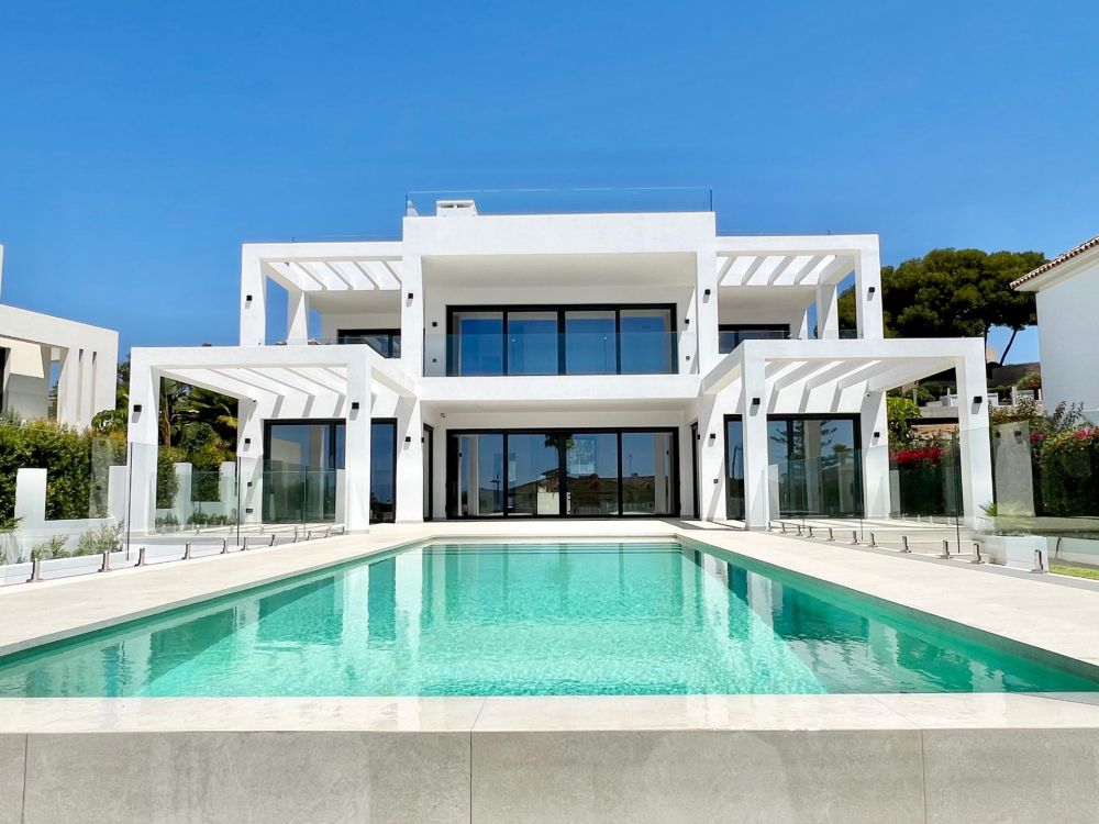 Villa nueva con vistas al mar en la playa de Elviria!