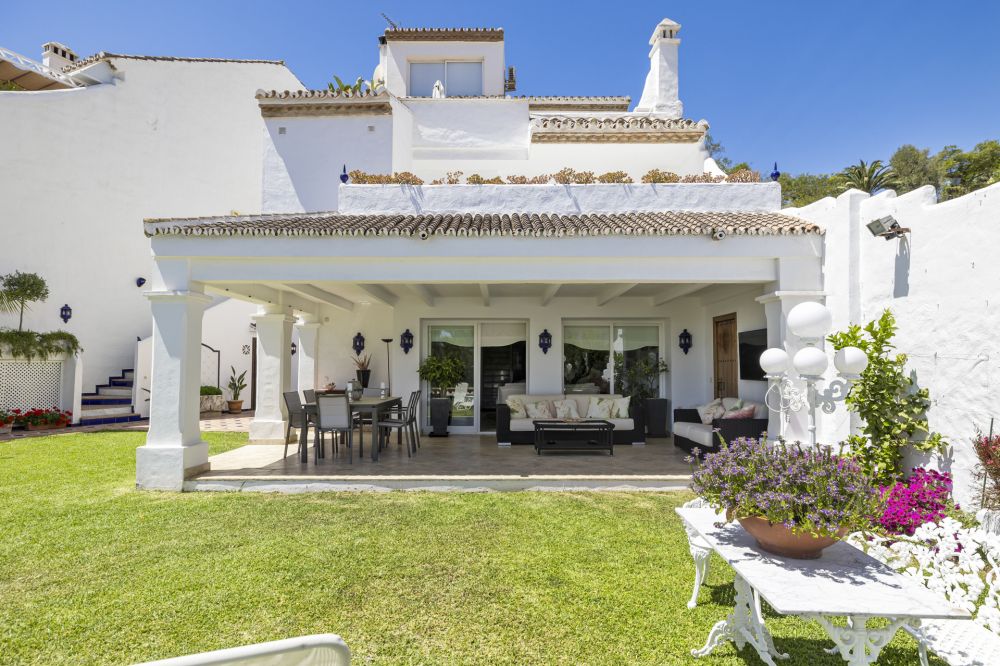 Spacious townhouse in lower Nueva Andalucia, close to Puerto Banus!