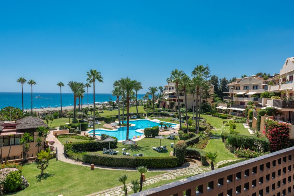 Frontline beach apartment with mesmerizing sea views in the prestigious Costalita del Mar!