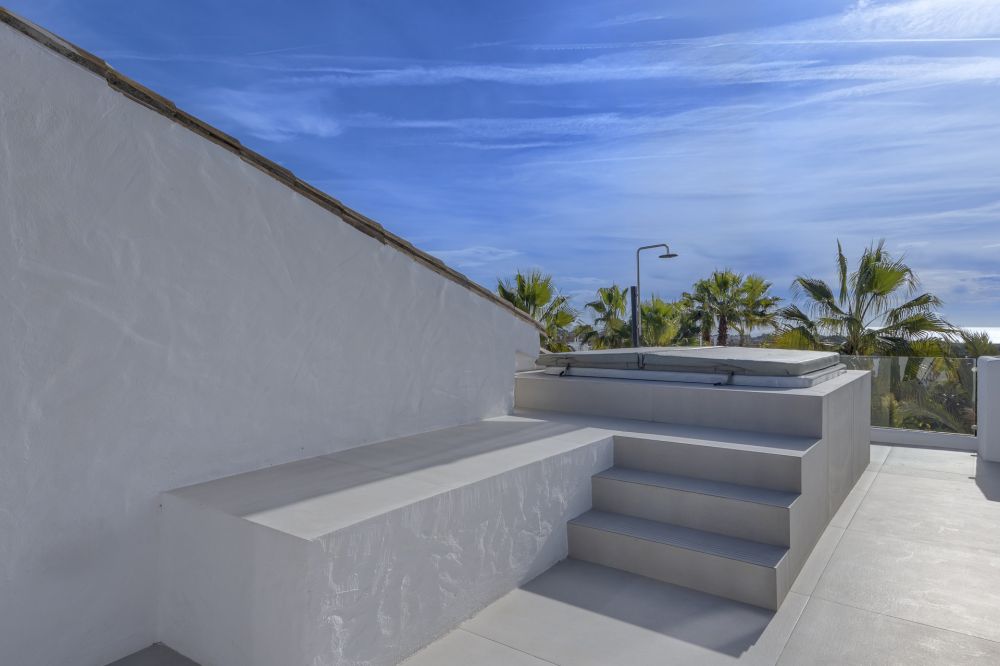 Nuevos y modernos áticos con vistas al mar en una zona establecida de El Paraíso, Estepona