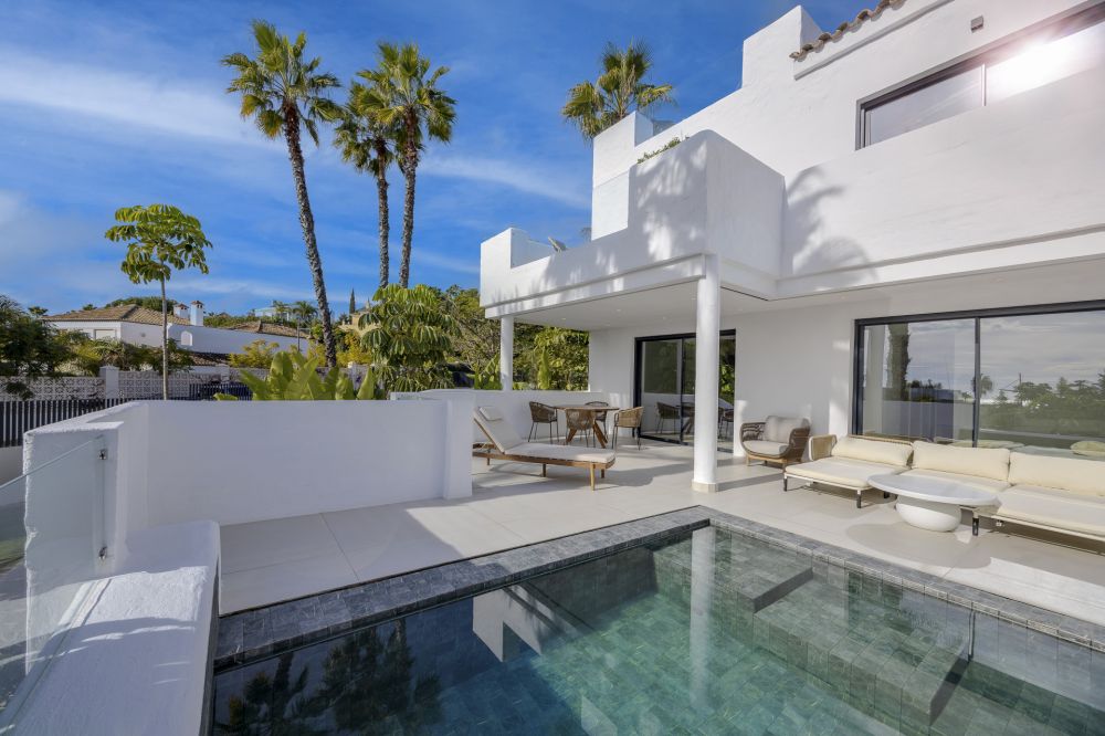 New and modern penthouses with sea views in an established area of El Paraiso, Estepona