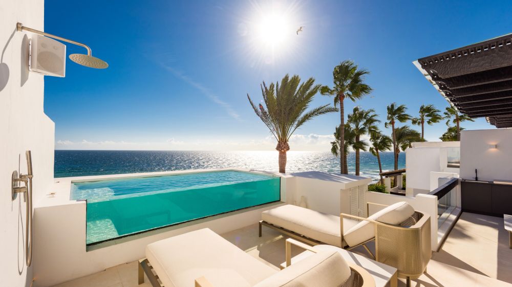 Luxurious frontline beach penthouse in Persian Gardens, in front of the Hotel Puente Romano in Marbella.