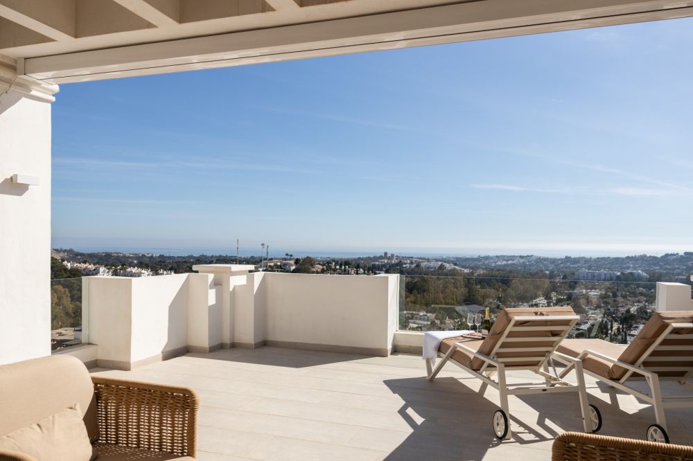 Luxury apartment with panoramic views in the upscale 9 Lions Residences in Nueva Andalucia!