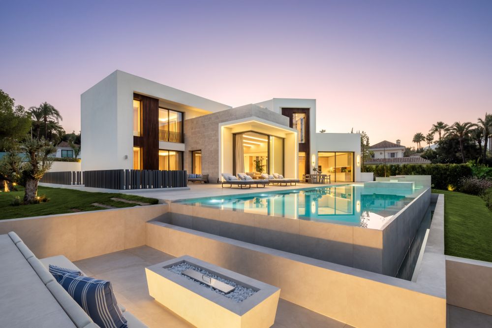 Exquisita villa de golf en primera línea en Las Brisas, nueva Andalucía.