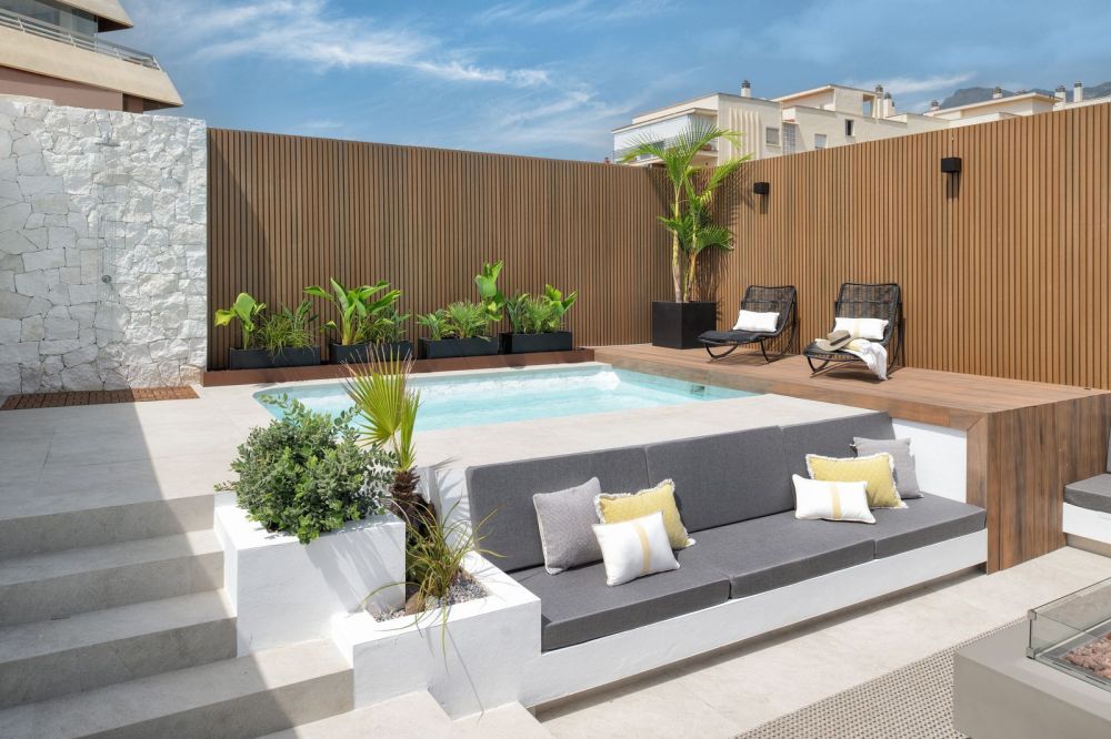 Lujoso ático con piscina privada en el centro de Marbella!