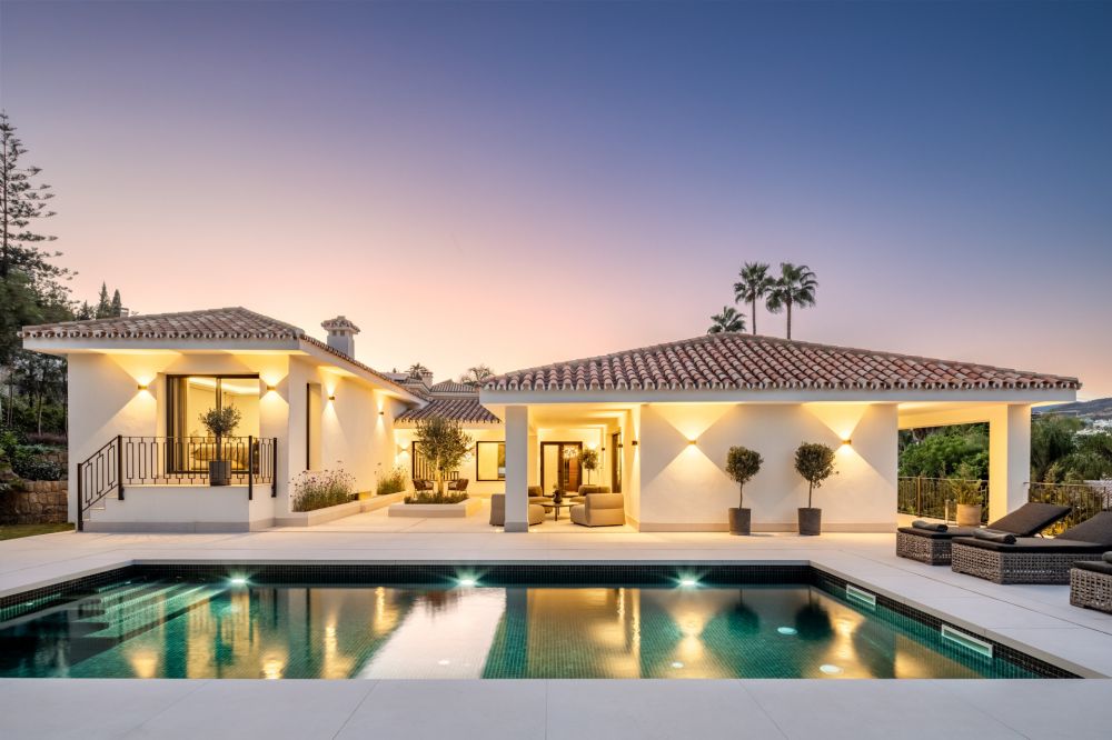 Una cautivadora villa moderna junto a Las Brisas Golf en Nueva Andalucía!