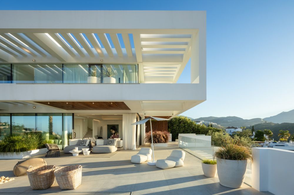 Contemporary villa with panoramic views in La Quinta!