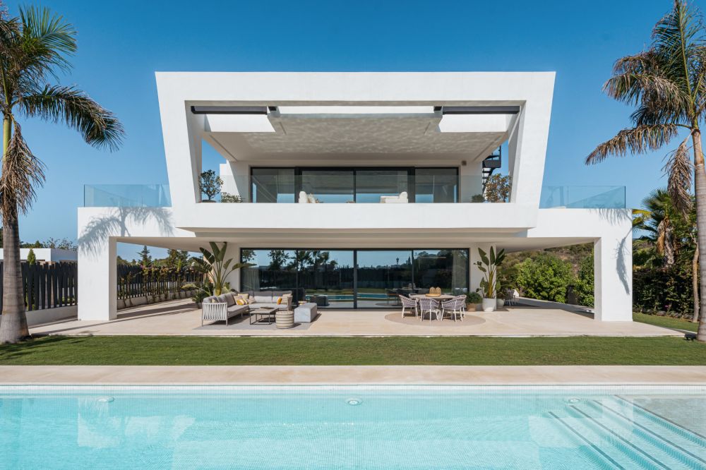 Contemporary 5-bedroom villa in Lomas del Virrey in Marbella's Golden Mile.