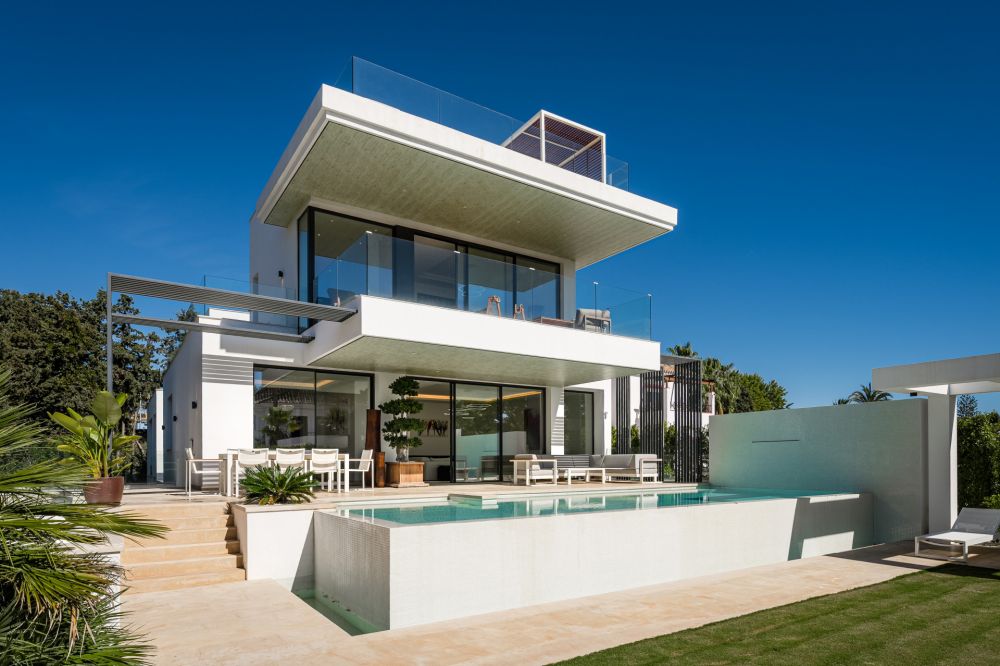 Impresionante villa contemporánea, situada a 200 metros de la playa en Casasola!