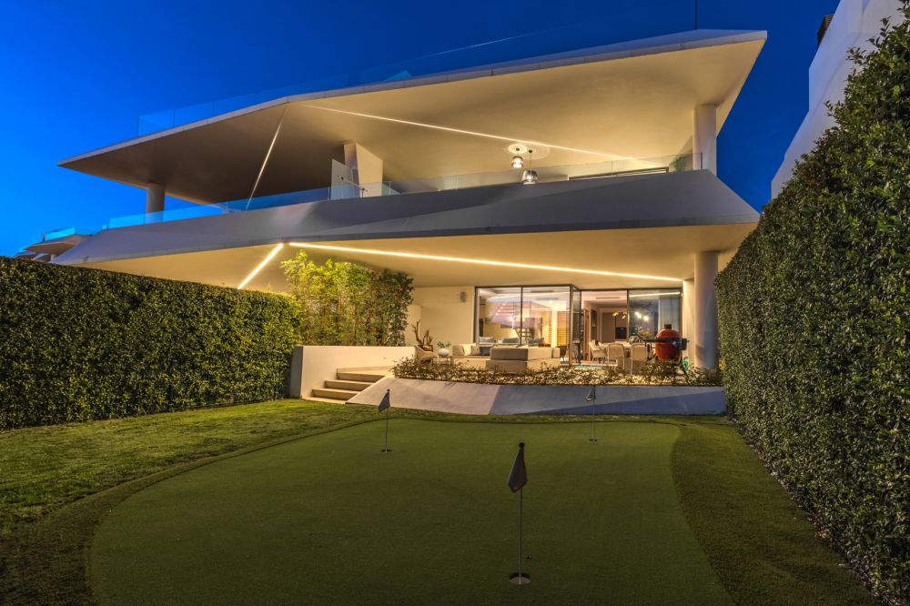 Stunning recent built house with great views and close to all amenities in Nueva Andalucia!