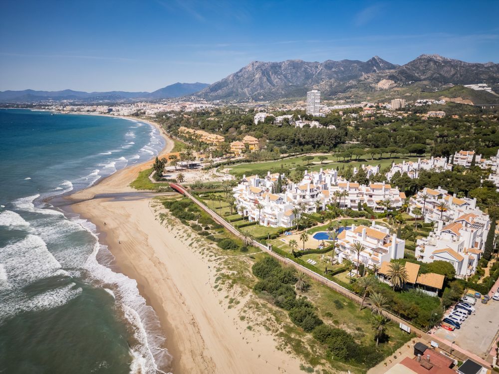 Extraordinario apartamento en primera línea de playa en la prestigiosa zona de Los Monteros!
