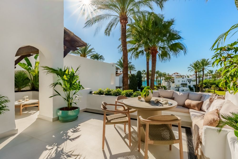 Avant-garde penthouse located in the beachfront Alcazaba Beach complex close to Estepona centre.
