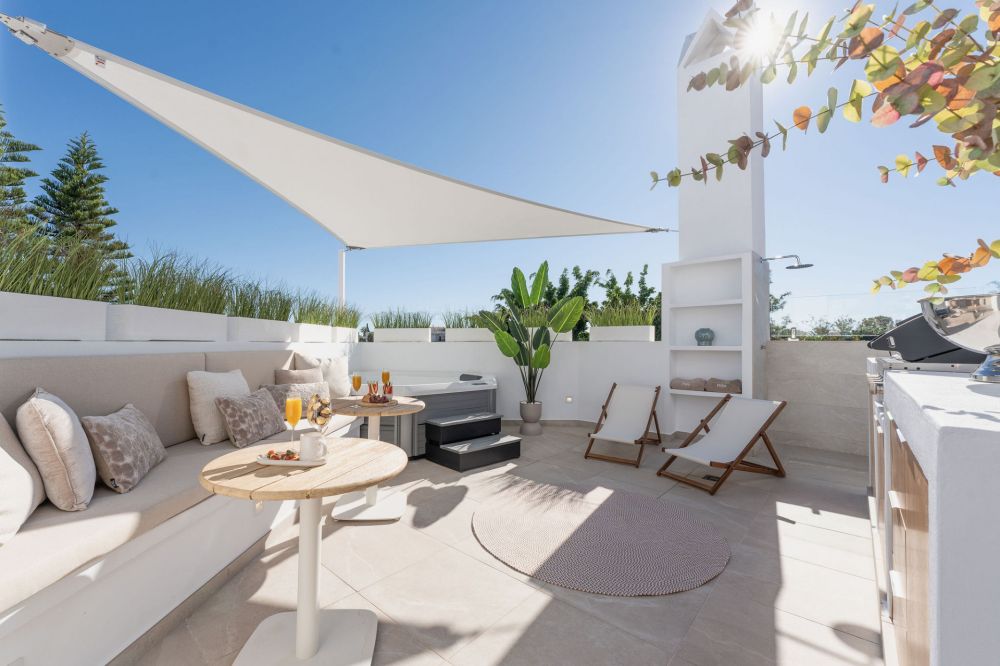 Refurbished townhouse with a great rooftop terrace in Altos del Rodeo, close to Puerto Banus!