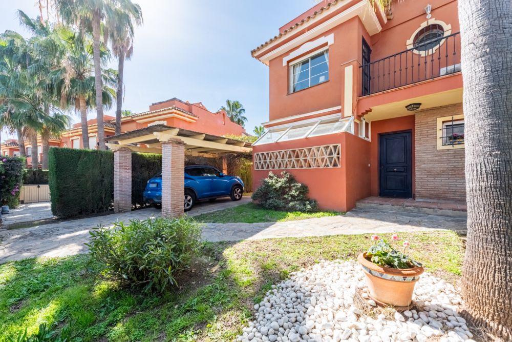 Spacious Corner Townhouse with Panoramic Sea Views & Large Private Garden