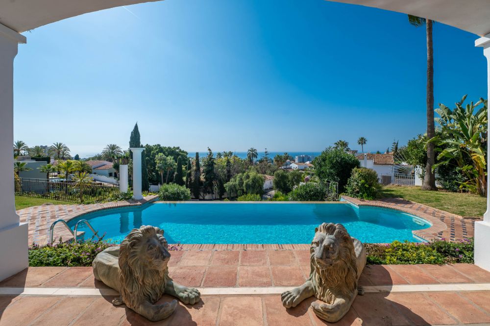 Elegant Villa med fantastisk havsutsikt i Río Real, Marbella