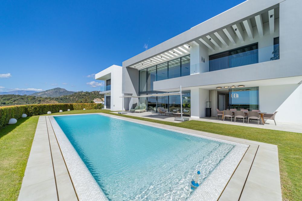 Beautiful Frontline Golf Villa in Prestigious Los Arqueros