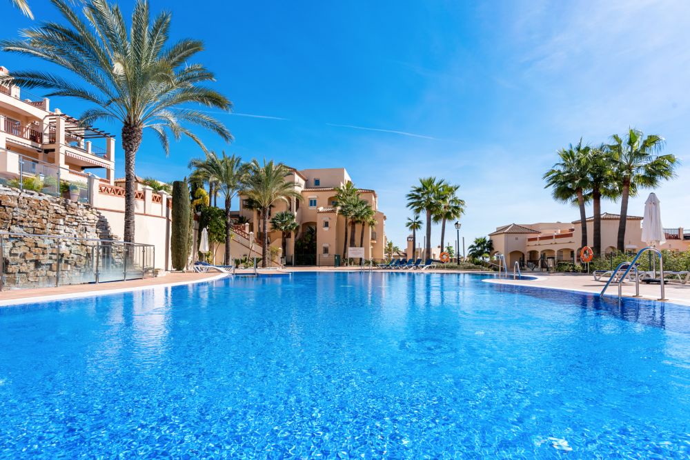 Elegante y espacioso apartamento en primera línea de golf en Marqués de Atalaya