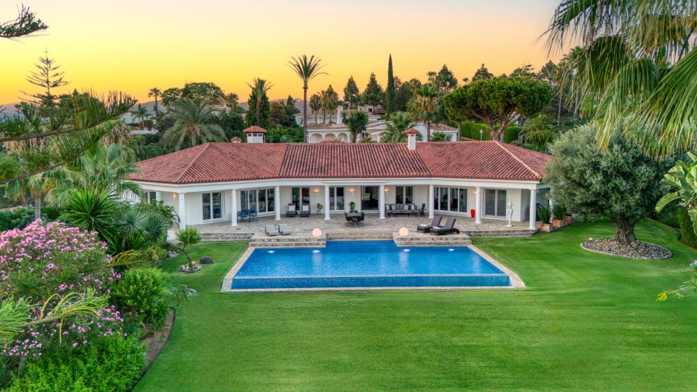 Hermosa villa orientada al sur ubicada en la codiciada zona de Hacienda Las Chapas, Marbella.